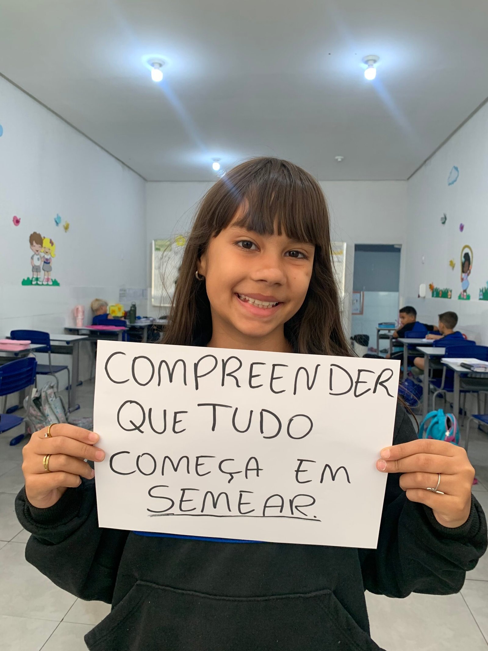 Professora mediando atividade com alunos no Colégio Atlântico